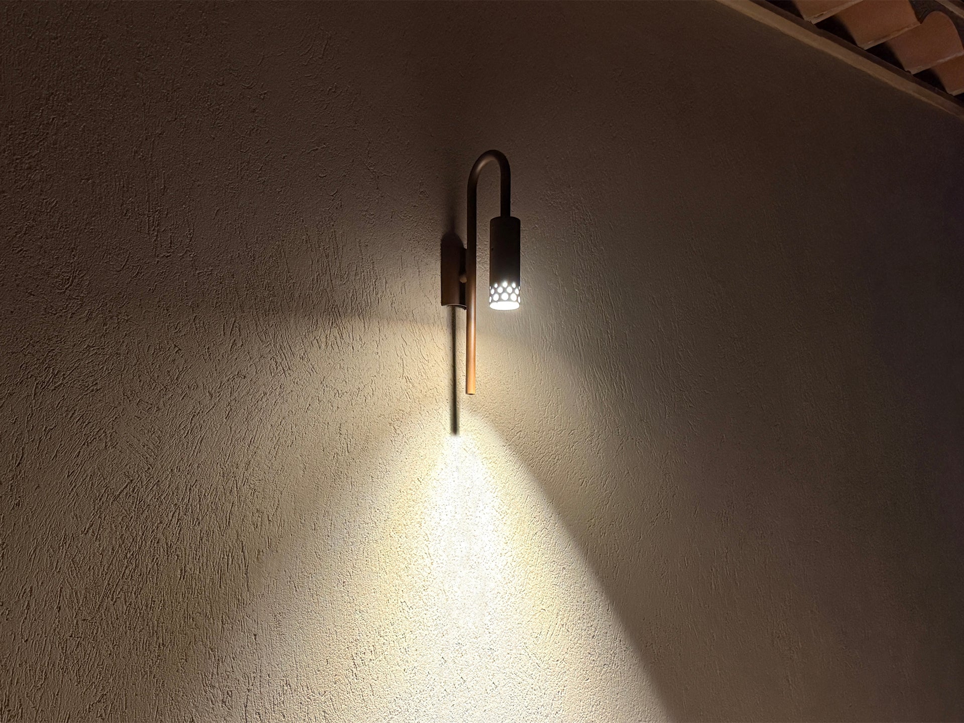 Ambiance extérieure façade illuminée par applique ELYXIR LED moderne