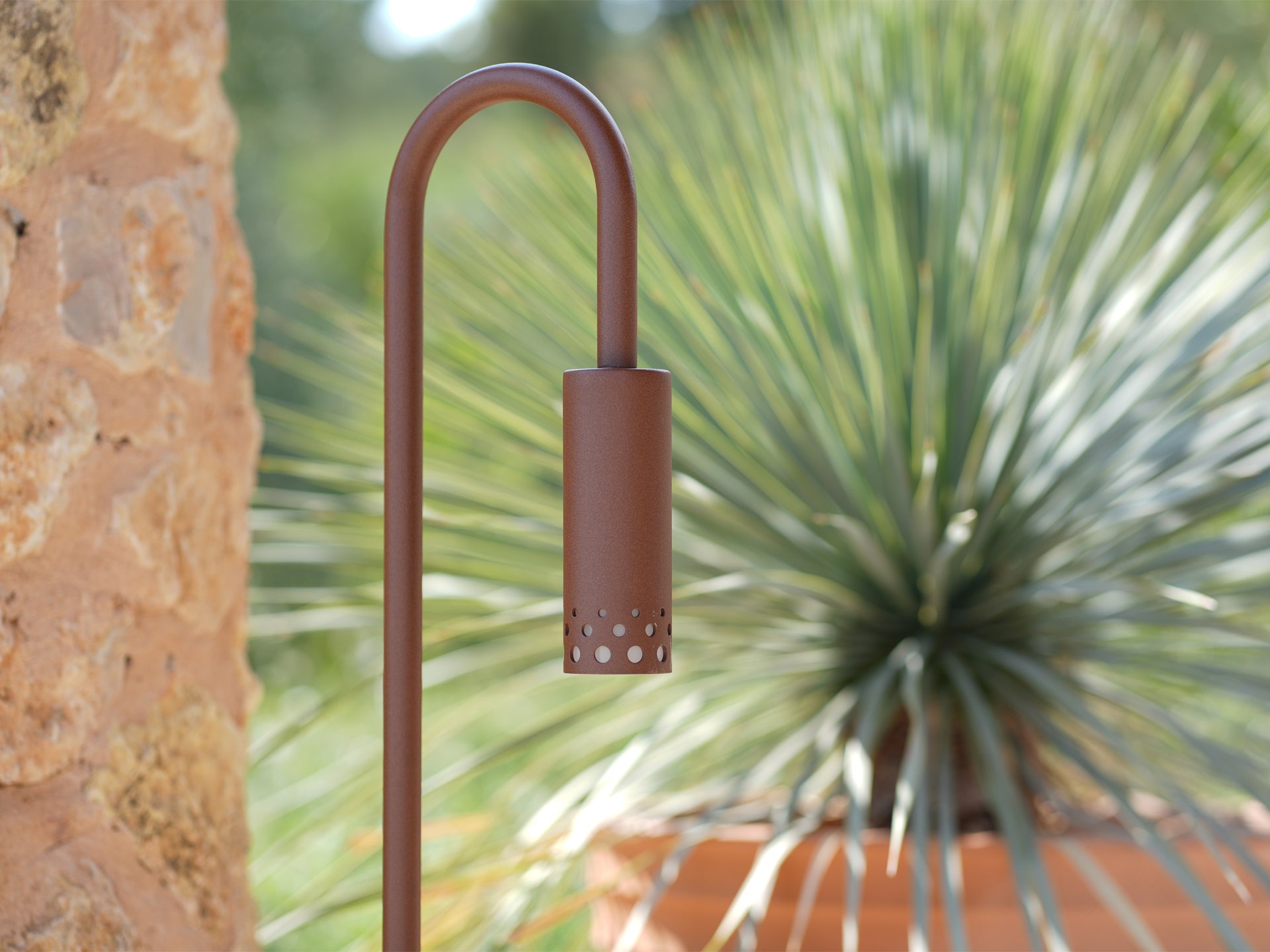 Détail borne de jardin ELYXIR silhouette lumineuse élégante