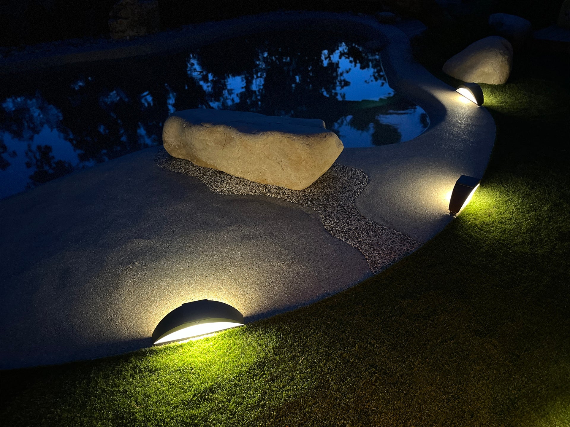 Ambiance jardin avec balise solaire Trait de Lune sur pelouse