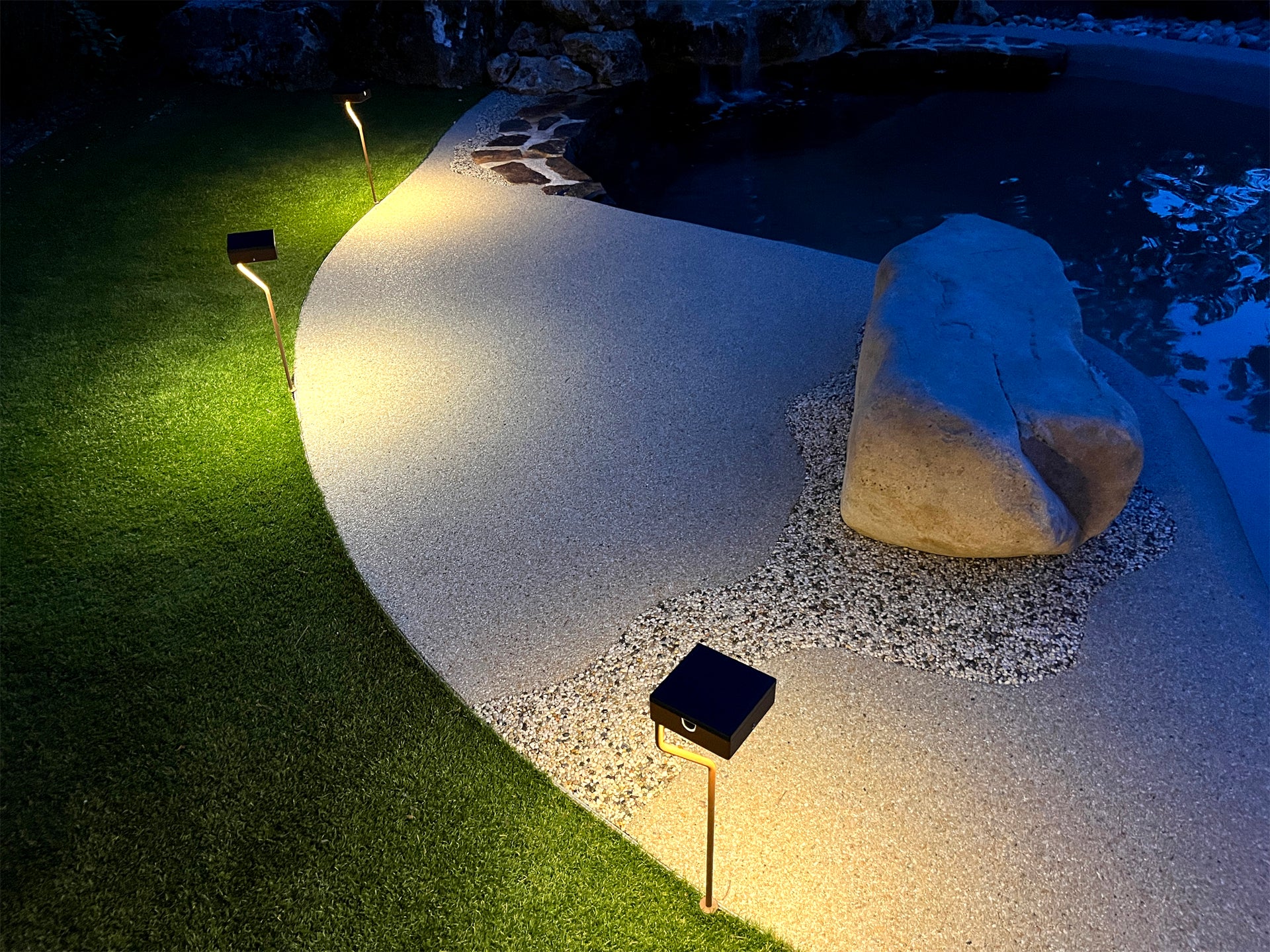 Borne lumineuse solaire TEE éclairage extérieur allée ou terrasse