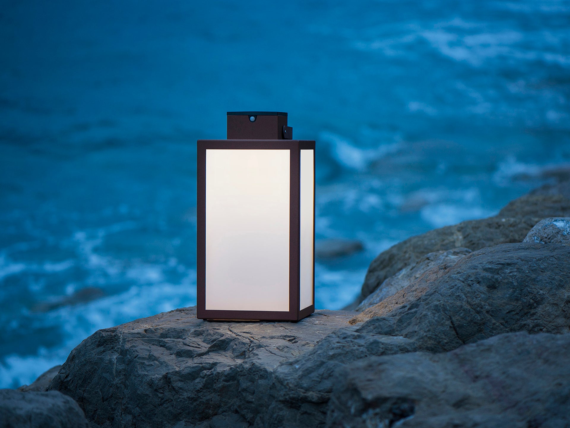 Solar wall light test